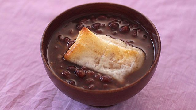 Sweet red bean soup with rice cake