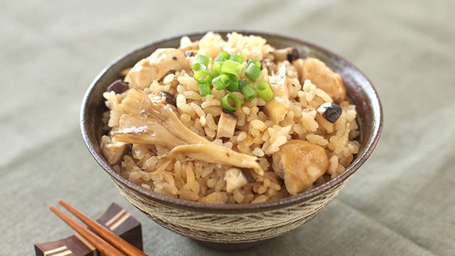 Takikomi-gohan  (Soy sauce flavored rice cooked with chicken and mushrooms) 