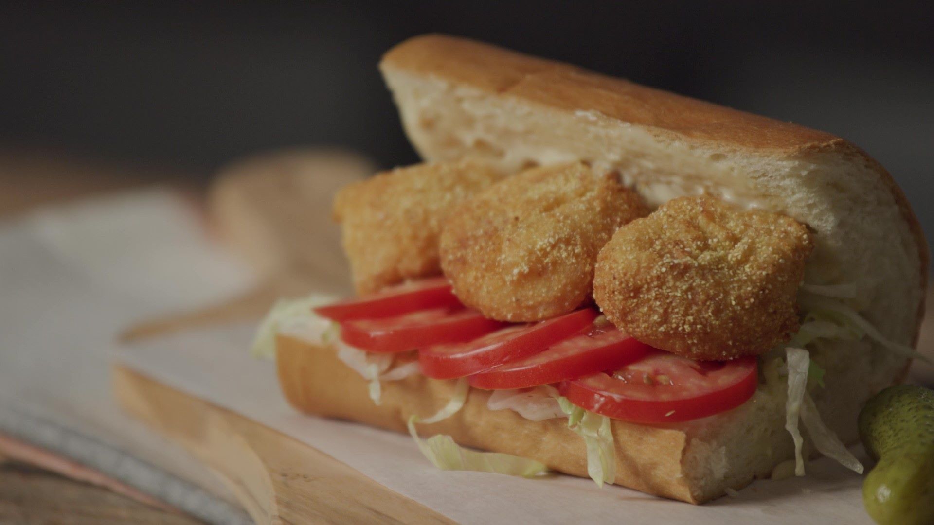 Sandwich Po Boy de pétoncles façon poulet frit avec de la mayonnaise au miso 