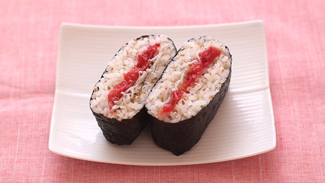 Rice sandwich with plum and dried young sardine