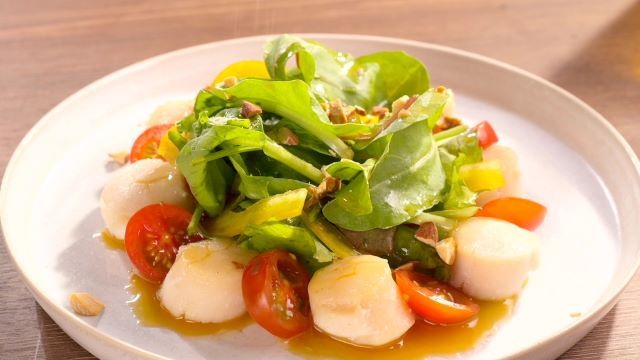 Salad with baked scallops
