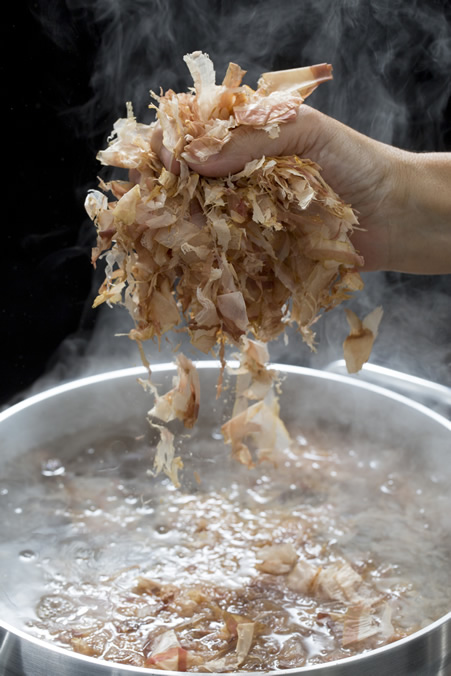 Umami Japanese Hon Mirin 500ml - Fabriqué au Japon avec du riz japonais -  fermenté dans des fûts en bois pendant de longues périodes : :  Epicerie
