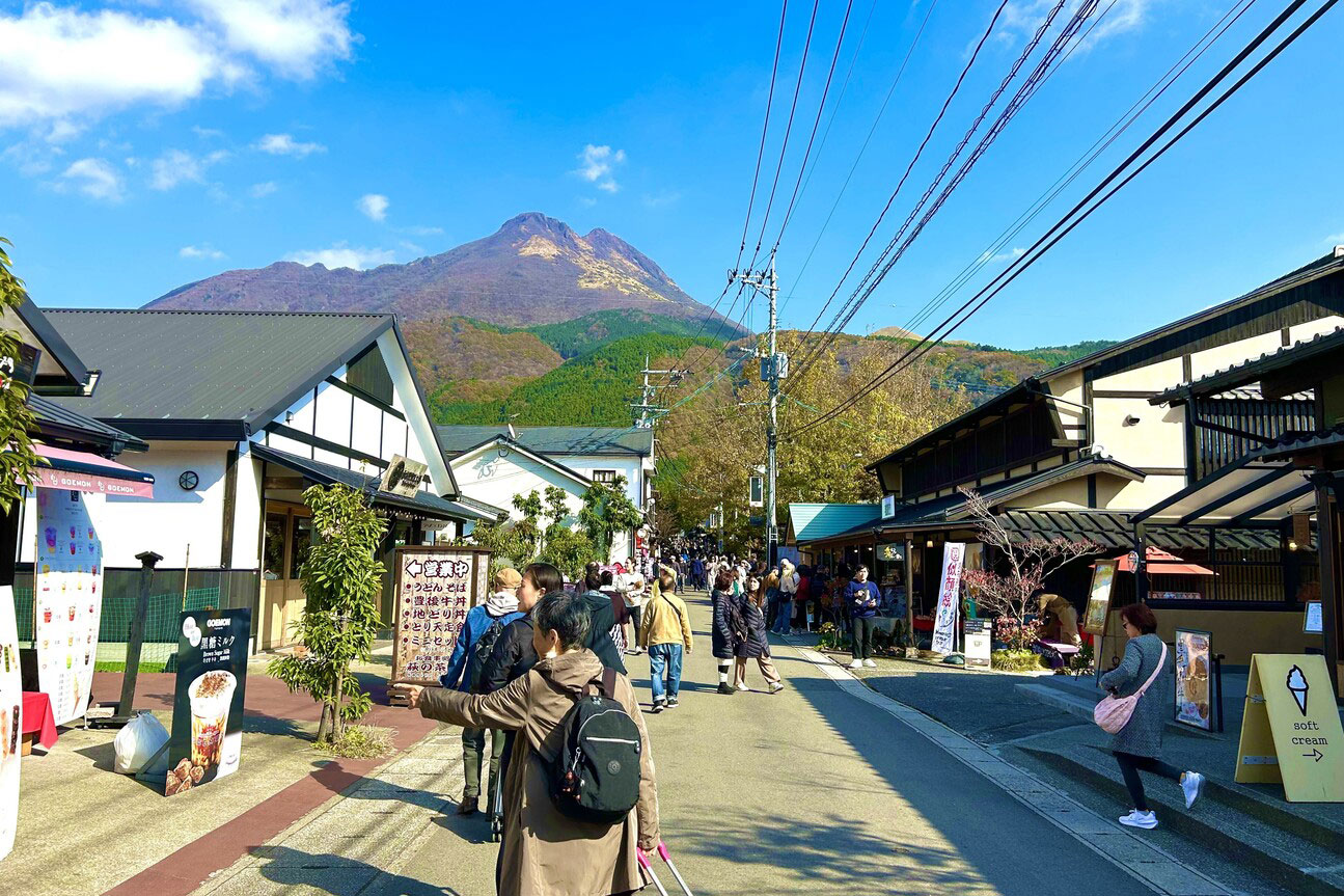 With its cafes, restaurants and shops, Yunotsubo Kaido Street in Yufuin is always bustling.