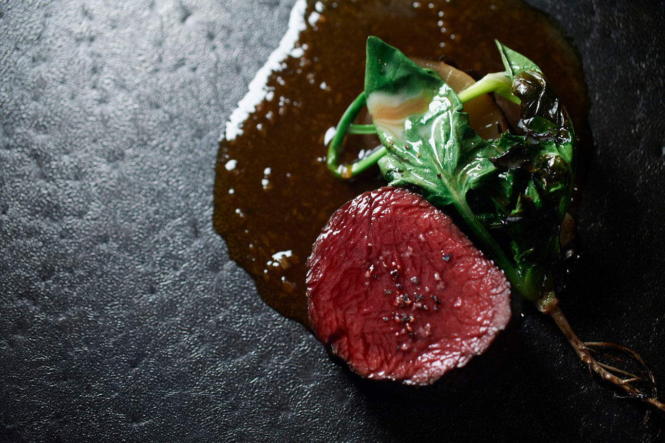 Photo of a dish of grilled venison combined with dried radish and nobile, a type of wild shallot