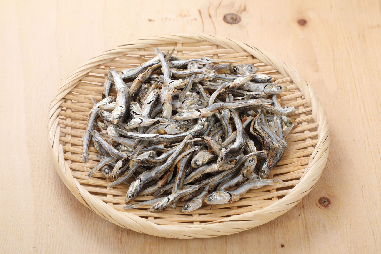 高湯的種類繁多，原料包括柴魚（圖左）、海帶（圖中），以及小魚乾（圖右）。每一種高湯都充滿濃郁的鮮味，並能為日式或西式料理增添淡雅而重要的風味。