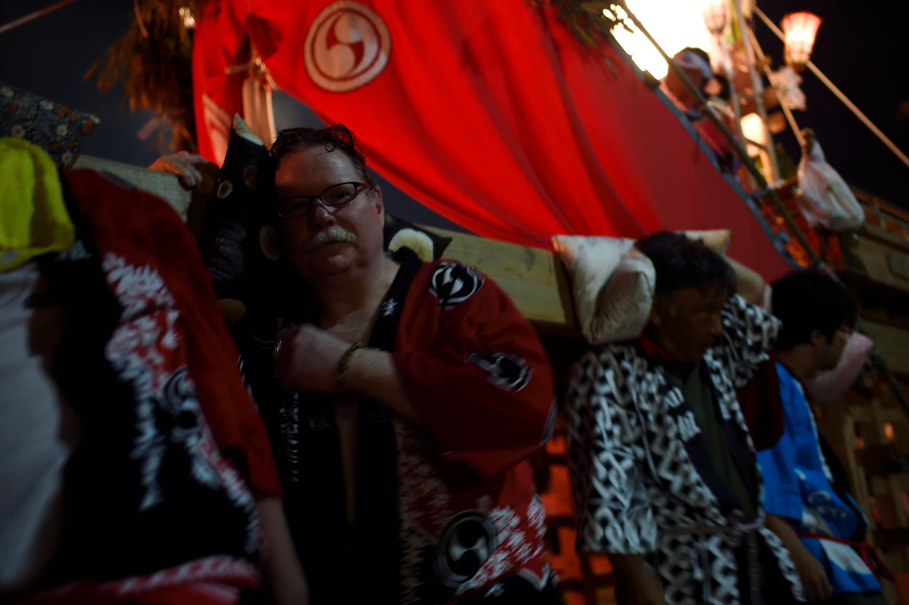 Flatt（图右）参加灯笼（Kiriko）节，这是能登半岛的一项传统活动，人们抬着硕大沉重的灯笼在街头游行。照片提供：汤浅启