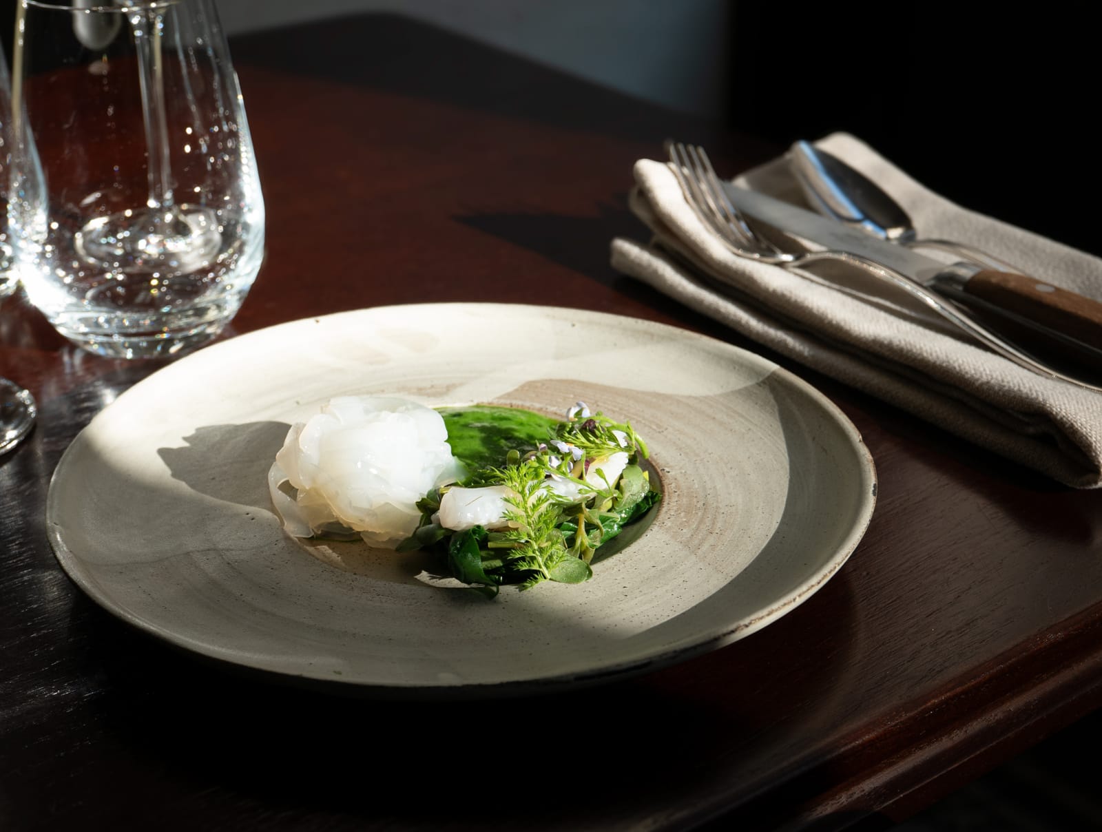 Encornets, mousse de chrysanthème, blettes, pourpier, pistache et citron caviar