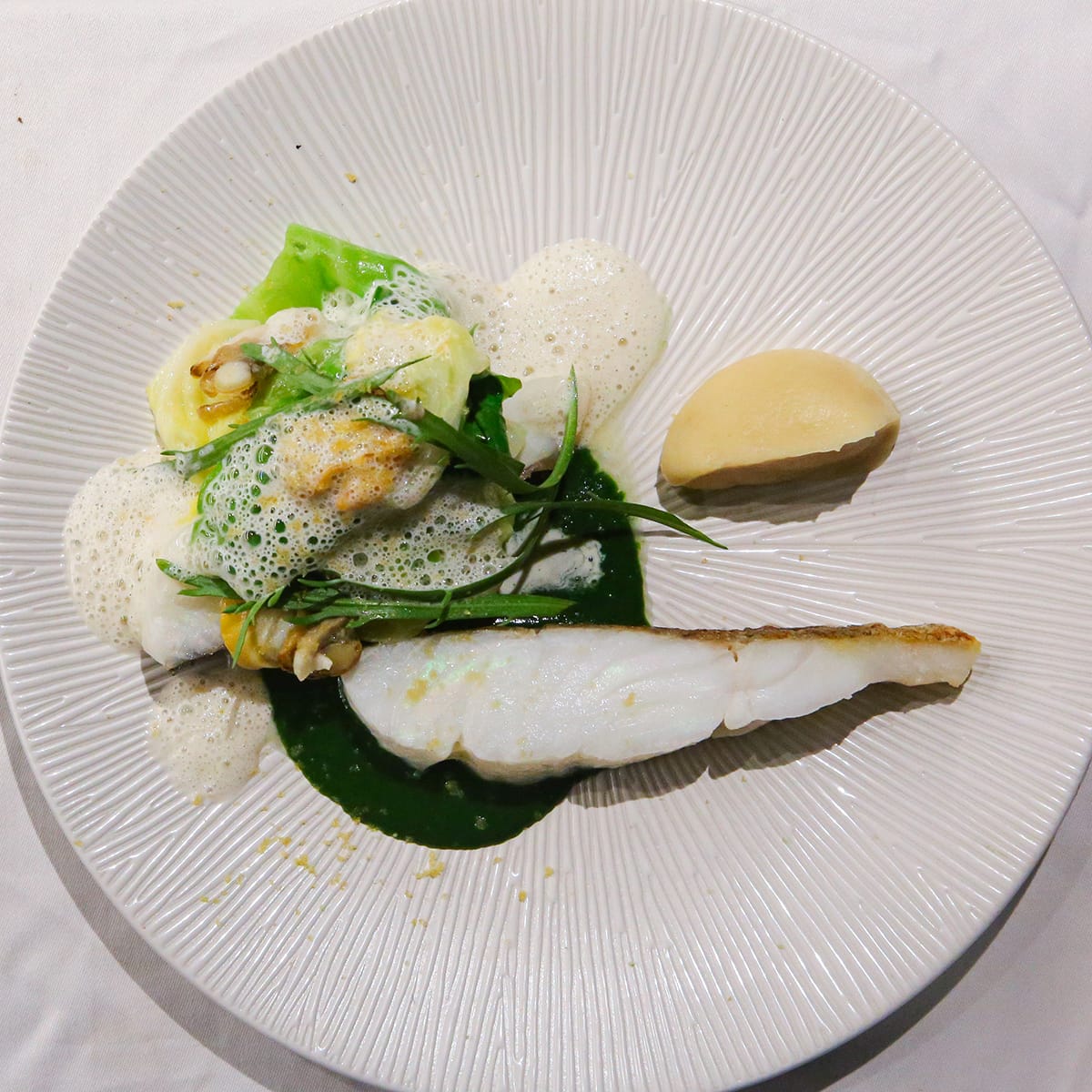 Lieu jaune, chou pointu, purée de panais, écume de hareng fumé et champignons, poutarge