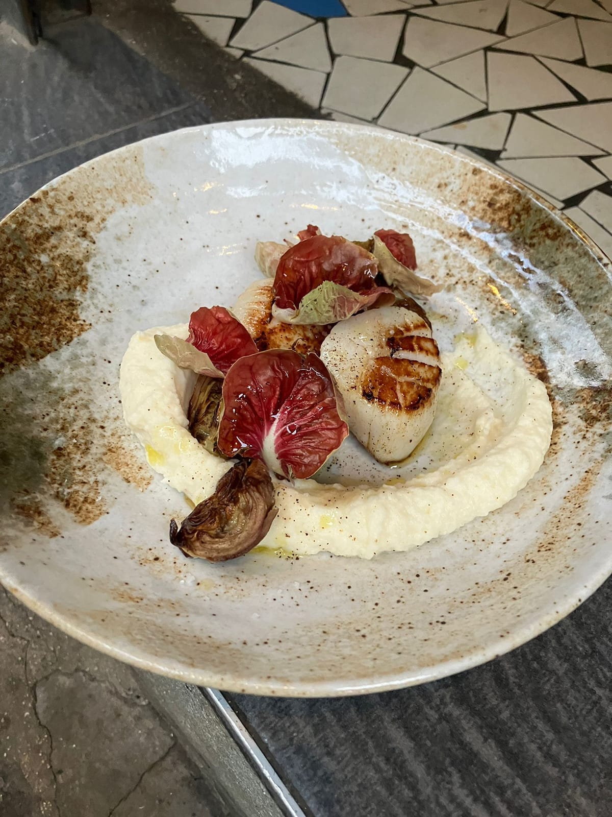 Noix de Saint jacques à la poêle, artichaud poivrades snackés et crème de panais