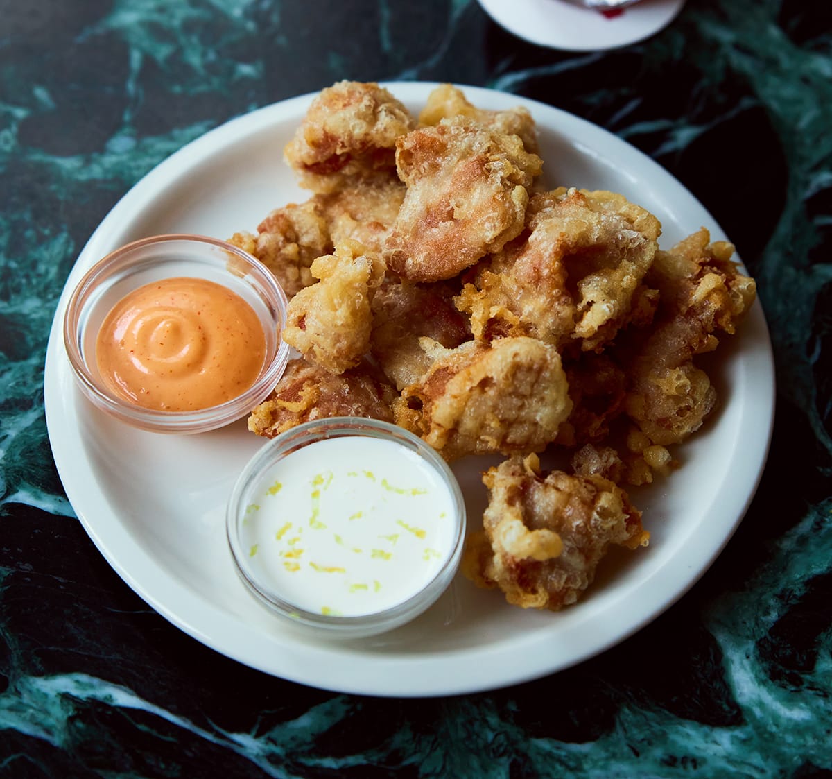 Karaage de volaille, volaille marinée, mayonnaise sriracha, sauce yuzu