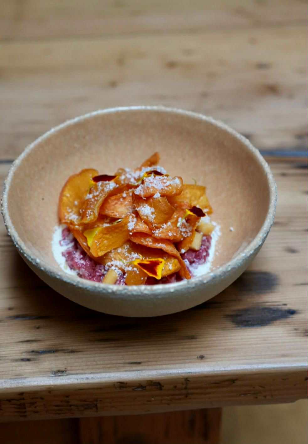Tartare de bœuf, mayonnaise à l'ail, oursin, kaki, chips de salsifis