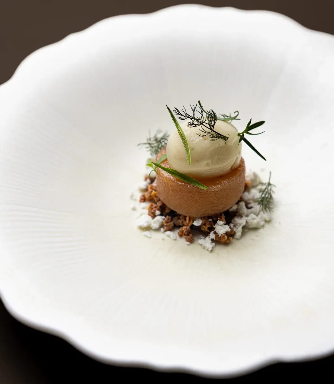 Poire, fenouil bronze, lime de Tahiti extragon du Mexique et crumble amande et galanga