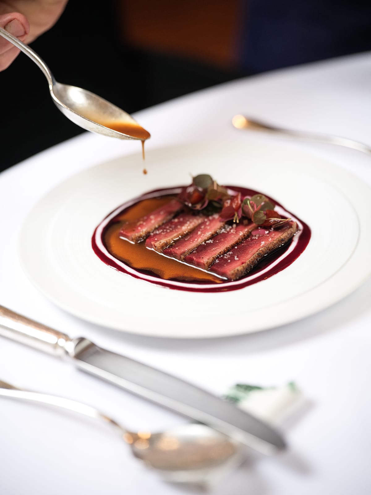 Pigeon, cuit, entier, grenade et piment